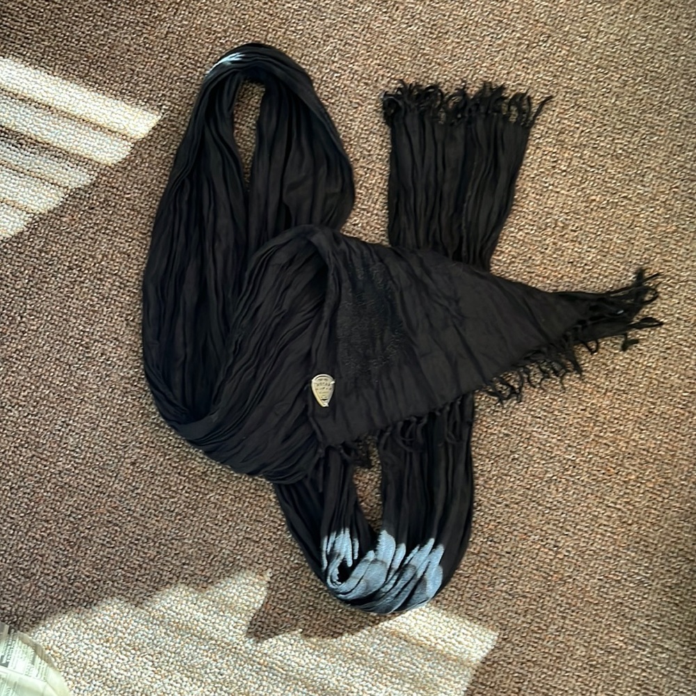Guess scarf